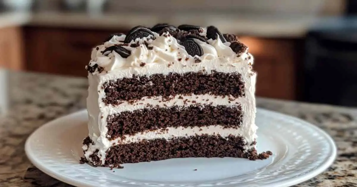 Gâteau poke Oreo avec garniture crémeuse et miettes de biscuits