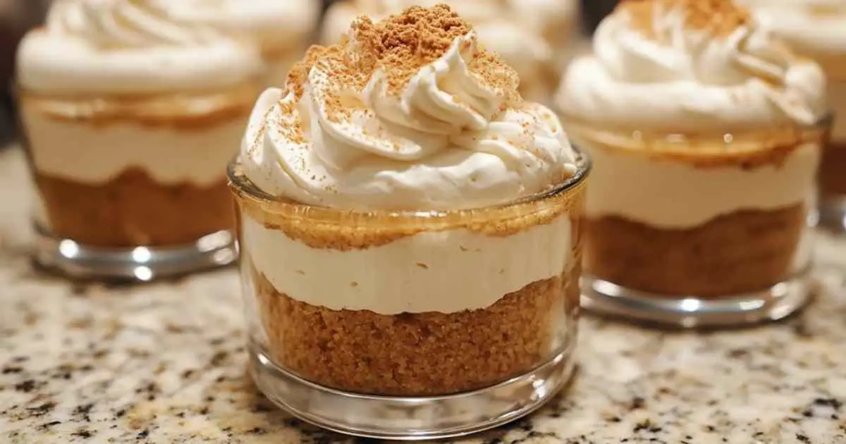 Cheesecake en pot aux œufs de Pâques avec décoration printanière