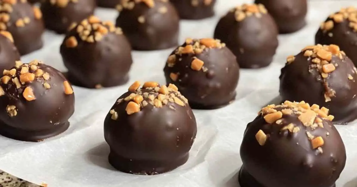 Trempage d’une boule de beurre de cacahuète dans du chocolat fondu