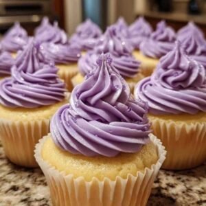 Cupcakes à la Limonade de Raisins 7 Décoration de cupcakes à la limonade de raisins avec glaçage et sucre scintillant