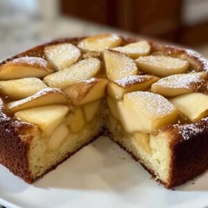 Gâteau aux Pommes à Tomber Par Terre 7 Tranche de gâteau aux pommes moelleux avec des morceaux de fruits visibles