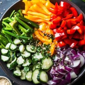 Ramen aux Légumes 7 Bol de ramen aux légumes garni d’oignons verts et de graines de sésame