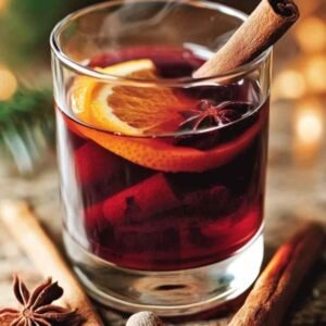 Vin Chaud Épicé: La Boisson Réconfortante Parfaite pour l’Hiver 7 Vin chaud épicé servi dans un mug avec bâton de cannelle et rondelle d’orange
