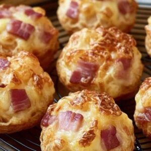 Bouchées aux Lardons et au Comté 7 Bouchées aux lardons et Comté dorées sortant du four Alt text : Bouchées aux lardons et au Comté dorées et croustillantes