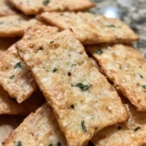 Craquelins aux Oignons Verts et Sésame - Un Délice Croustillant Fait Maison 7 Craquelins aux oignons verts et sésame dorés et croustillants