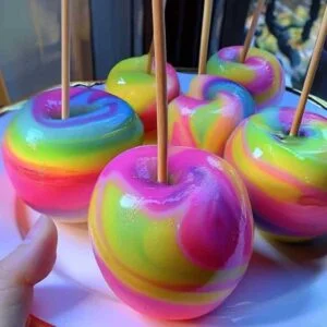 Pommes Candies Goût Cotton Candy 9 Trempage d’une pomme dans le sirop de sucre coloré