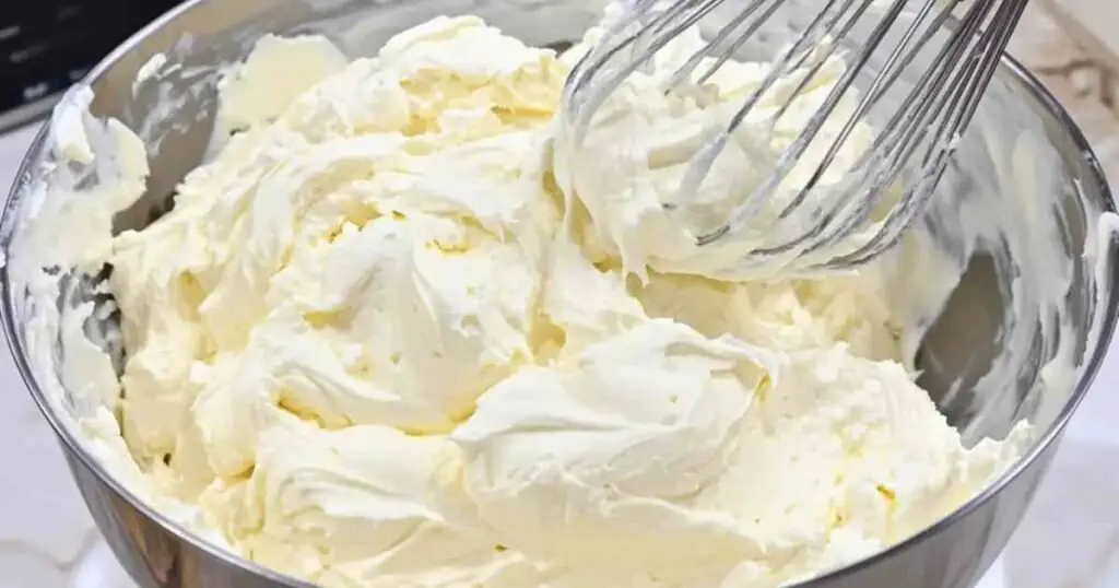 La Crème au Beurre Meringue Suisse : Le Glaçage Parfait pour vos Layer Cakes 1 creme au beurre meringue suisse 1 La Crème au Beurre Meringue Suisse : Le Glaçage Parfait pour vos Layer Cakes