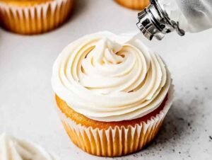 Layer cake recouvert de crème au beurre meringue suisse décorée