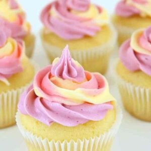 La Crème au Beurre Meringue Suisse : Le Glaçage Parfait pour vos Layer Cakes 3 Préparation de la meringue suisse au bain-marie pour crème au beurre