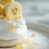 Préparation de la banane flambée à la vanille fumée dans une poêle
