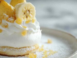 Préparation de la banane flambée à la vanille fumée dans une poêle
