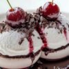 Boule meringuée forêt-noire avec copeaux de chocolat et cerise