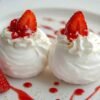 Boules meringuées à la fraise avec garniture crémeuse