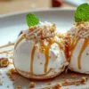 Boules meringuées au caramel beurre salé sur assiette blanche