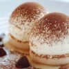 Boules meringuées façon tiramisu saupoudrées de cacao