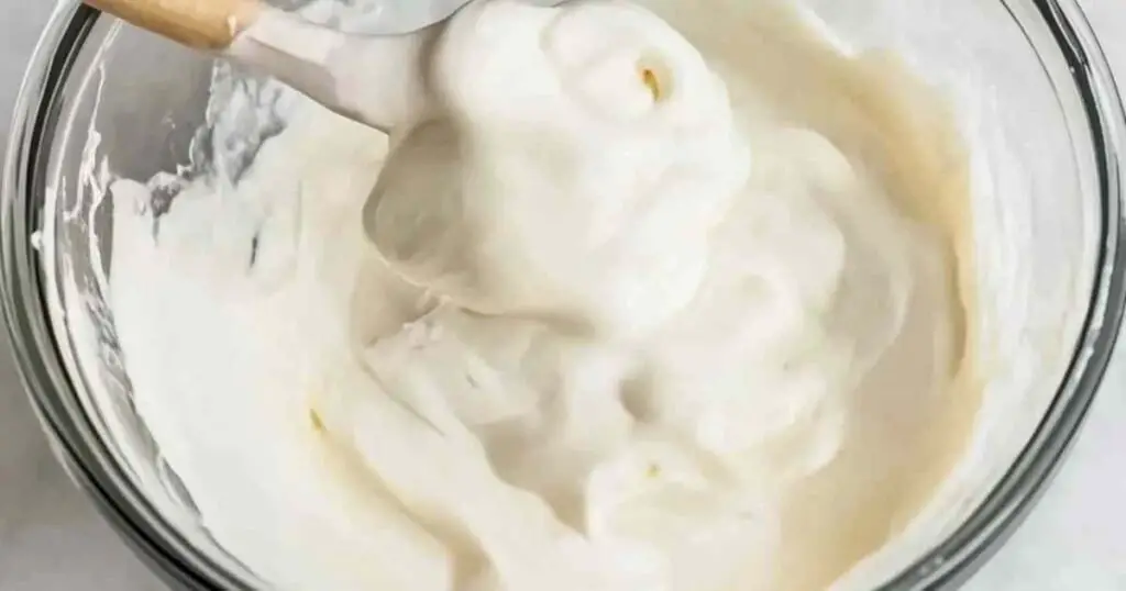 Cake au Citron Meringué : Un Dessert Rafraîchissant à Saveur d’Été 1 Cake au citron meringué avec meringue italienne caramélisée
