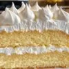 Tranche de cake au citron avec couche de meringue italienne