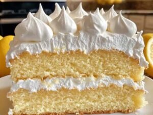 Tranche de cake au citron avec couche de meringue italienne