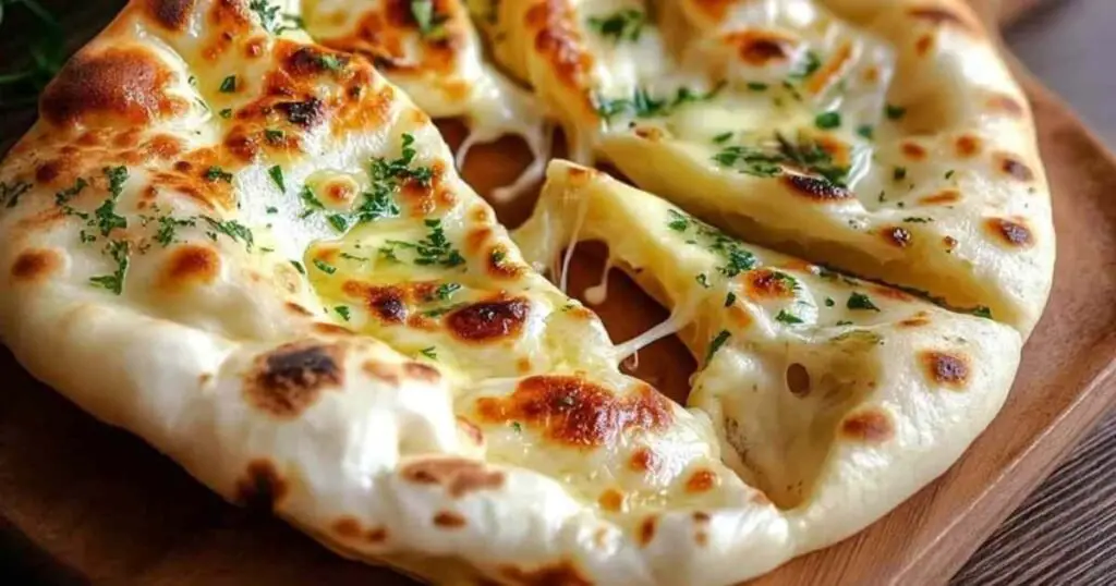 Cheese Naan à la Vache qui Rit 1 Cheese naan servi avec curry indien