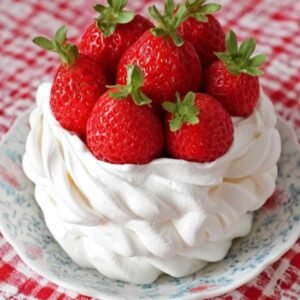 Coques en Meringue 3 Coques en meringue blanches et croustillantes sur une plaque de cuisson