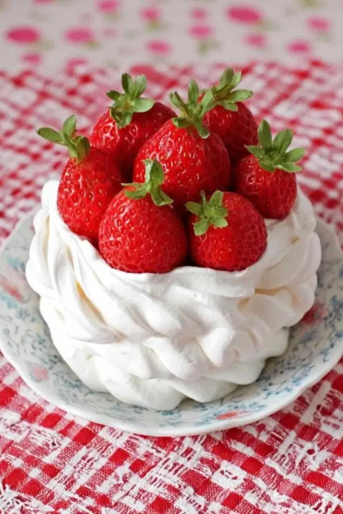 Coques en Meringue 2 Coques en meringue blanches et croustillantes sur une plaque de cuisson