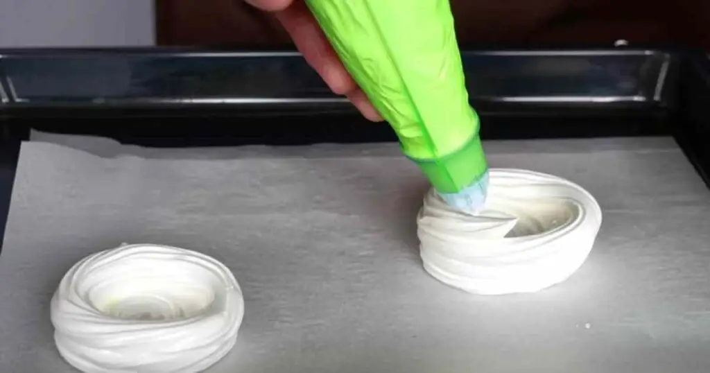 Coques en Meringue 1 Préparation de la meringue avec un robot pâtissier