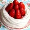 Coques en meringue garnies de crème et de fruits rouges