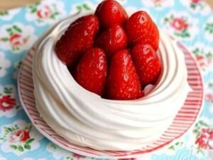 Coques en meringue garnies de crème et de fruits rouges