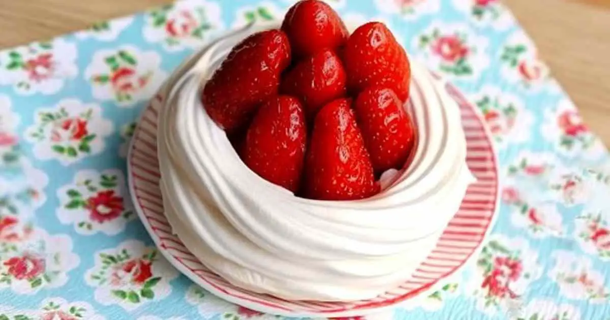 Coques en meringue garnies de crème et de fruits rouges