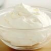 Crème au beurre meringue italienne blanche et aérienne dans un bol