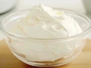 Crème au beurre meringue italienne blanche et aérienne dans un bol