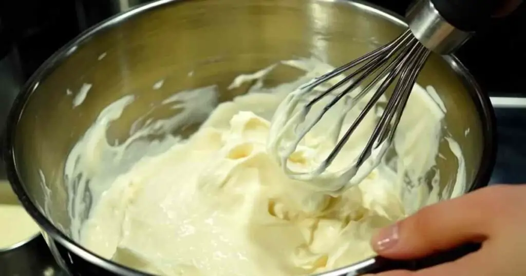 Crème au Beurre Meringue Italienne : La Garniture Légère et Aérienne pour Vos Pâtisseries 1 creme au beurre meringue italienne 2 1 Crème au Beurre Meringue Italienne : La Garniture Légère et Aérienne pour Vos Pâtisseries