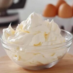 Crème au Beurre Meringue Italienne : La Garniture Légère et Aérienne pour Vos Pâtisseries 3 Gâteau décoré avec crème au beurre meringue italienne à la poche à douille