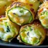 Croustillants aux courgettes servis avec sauce yaourt