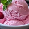 Morceaux de rhubarbe fraîche cuits avec du sucre pour glace à la rhubarbe