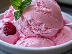Morceaux de rhubarbe fraîche cuits avec du sucre pour glace à la rhubarbe