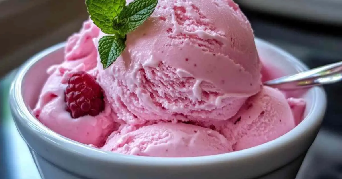 Morceaux de rhubarbe fraîche cuits avec du sucre pour glace à la rhubarbe
