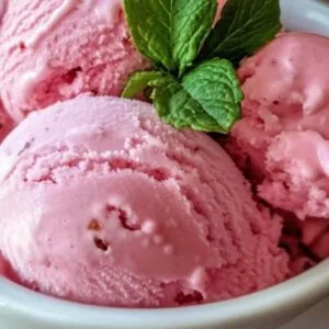 Coupe de glace à la rhubarbe maison servie avec des morceaux de rhubarbe confite