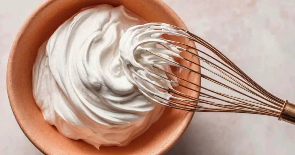 Merveilleux Fait Maison à la Meringue et Crème Chantilly 1 Coupe d’un merveilleux montrant les couches de meringue et crème chantilly