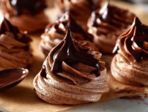 Ingrédients pour meringues chocolatées craquantes