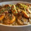 Stroganoff de champignons crémeux servi sur du riz complet