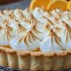 Tarte aux oranges meringuée avec meringue dorée et zestes d’orange