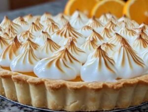 Tarte aux oranges meringuée avec meringue dorée et zestes d’orange