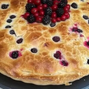 Tarte Meringuée aux Groseilles : Un Délice Fruité et Aérien 3 Part de tarte meringuée aux groseilles servie avec crème fraîche