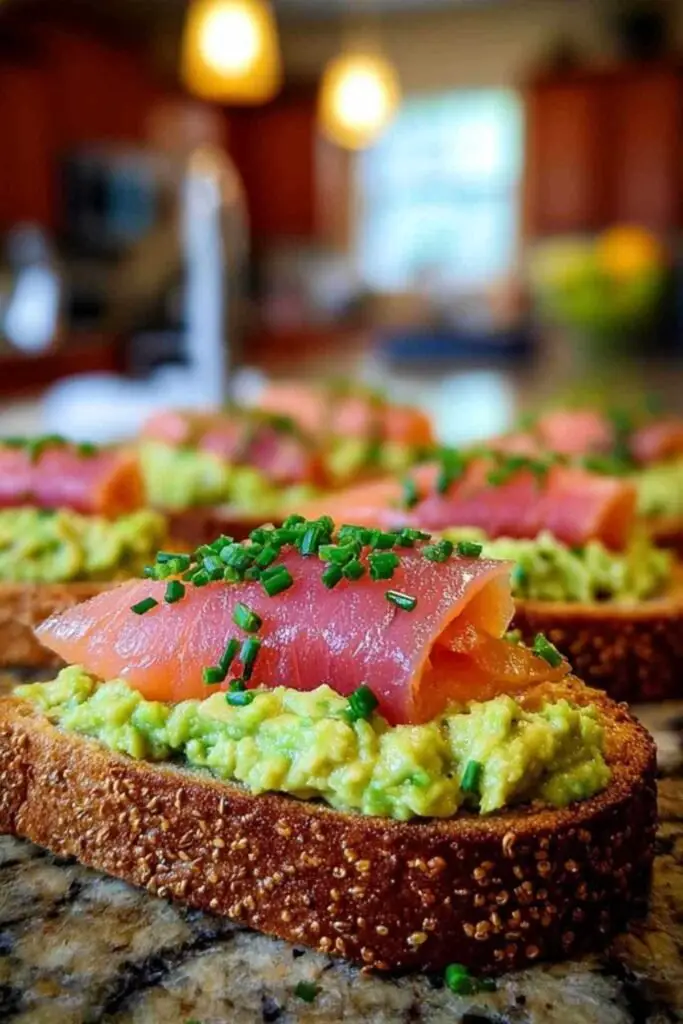 La Tartine Avocat-Saumon Fumé qui Éveillera vos Papilles 2 Écrasement d’avocats pour tartines au saumon fumé