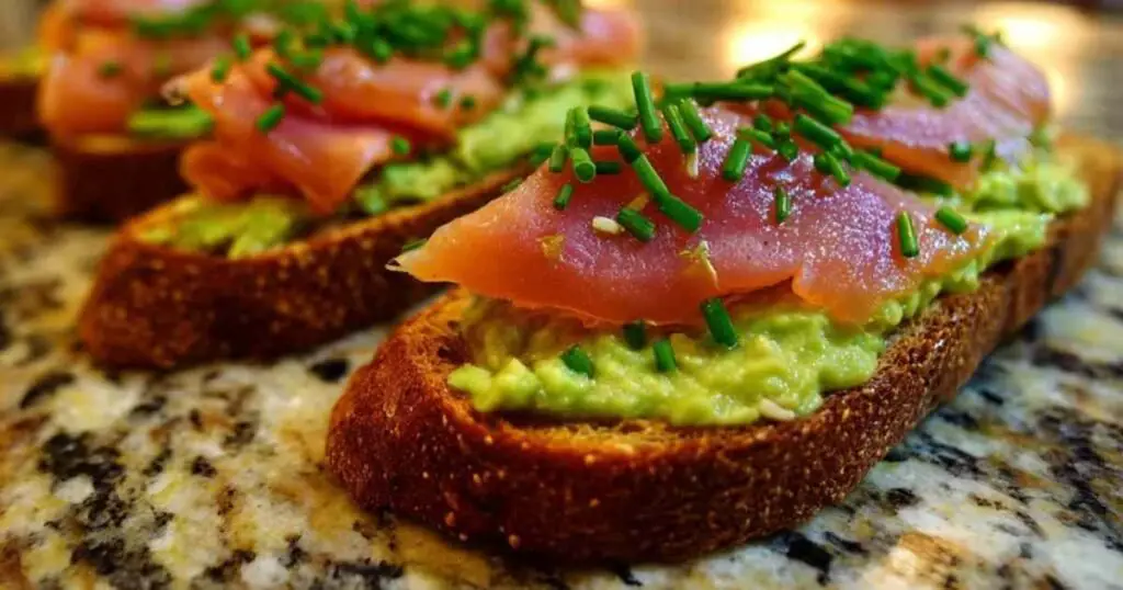 La Tartine Avocat-Saumon Fumé qui Éveillera vos Papilles 1 Tartines avocat saumon fumé garnies de ciboulette