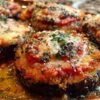 Ingrédients pour aubergine parmigiana croustillante disposés sur plan de travail