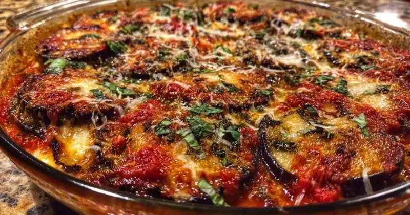 Tranches d'aubergines dorées cuites au four sur plaque de cuisson