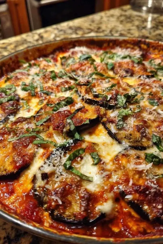 Assemblage des couches de parmigiana d'aubergines avec sauce tomate et fromages