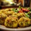 Boulettes de brocoli au four dorées sur plaque de cuisson